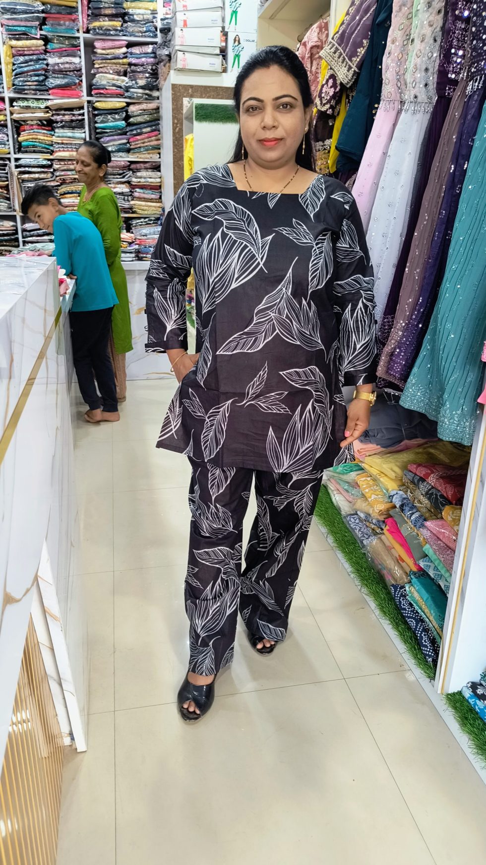 Black & white leaves print short cord set